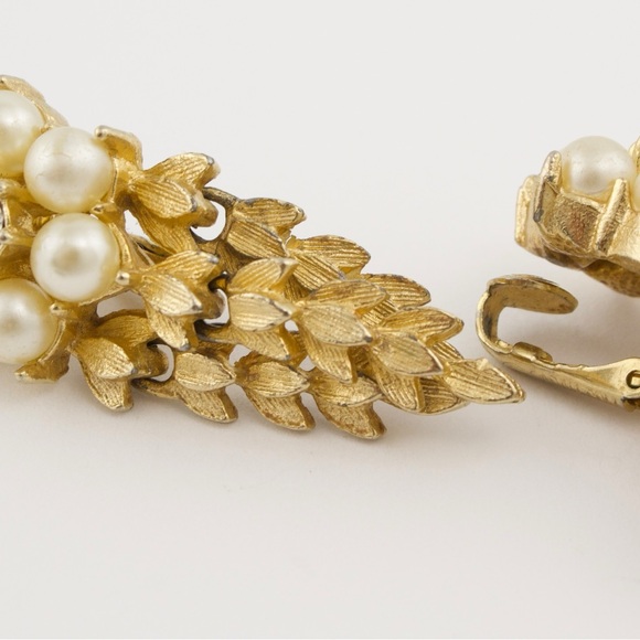 Vintage Sarah Coventry Clip On Dangle Earrings Faux Pearl Flower Leaf Fringe - Picture 4 of 5